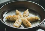 锅中煎制的美味饺子