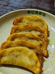 美味煎饺摆放在盘中