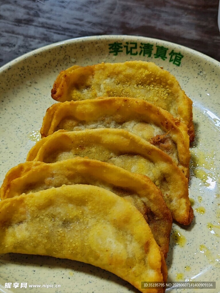 美味煎饺摆放在盘中