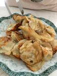 美味煎饺摆于精致盘中