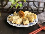 美味炸物摆于中式盘中