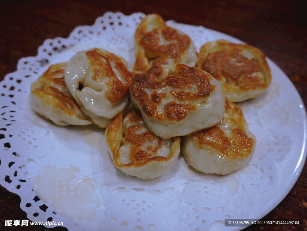 美味煎包摆于白色餐布上