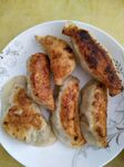美味煎饺摆放在盘中