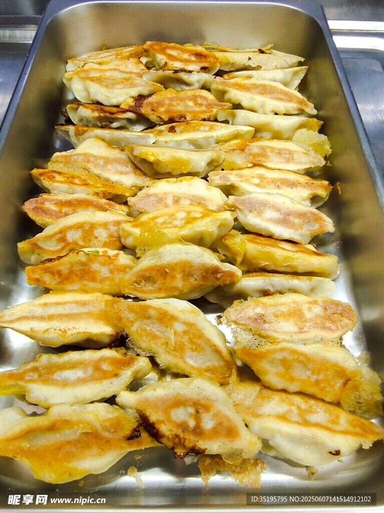 烤盘上的美味烤鸡翅
