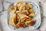 美味煎饺摆放在精致盘中