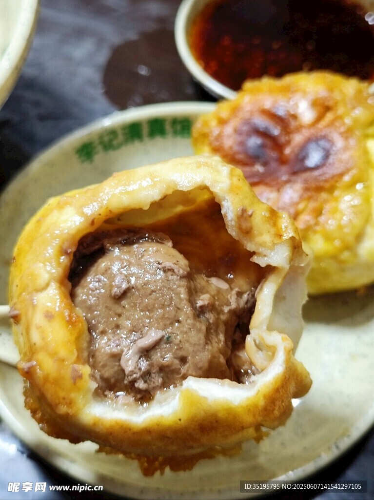 美味多汁的肉馅包子