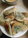 美味煎饺摆放在白色盘中