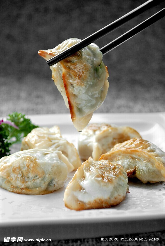 筷子夹起美味煎饺