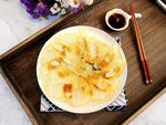 美味煎饺配蘸料与筷子