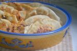 黄碗中美味饺子