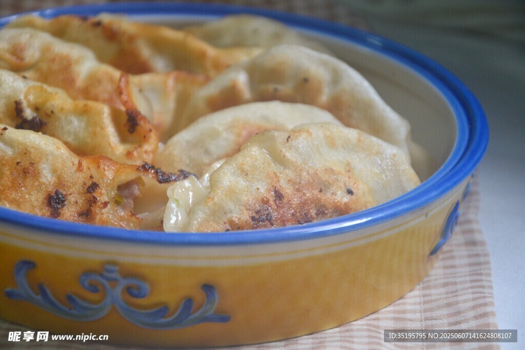 黄碗中美味饺子