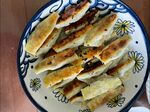 美味煎饺摆于花纹盘中