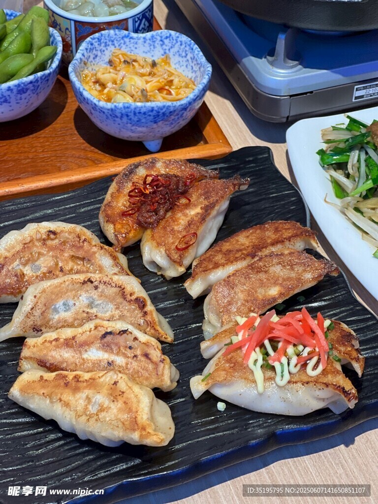 日式烤鸡肉及配菜拼盘