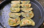 煎饺整齐排列在锅中