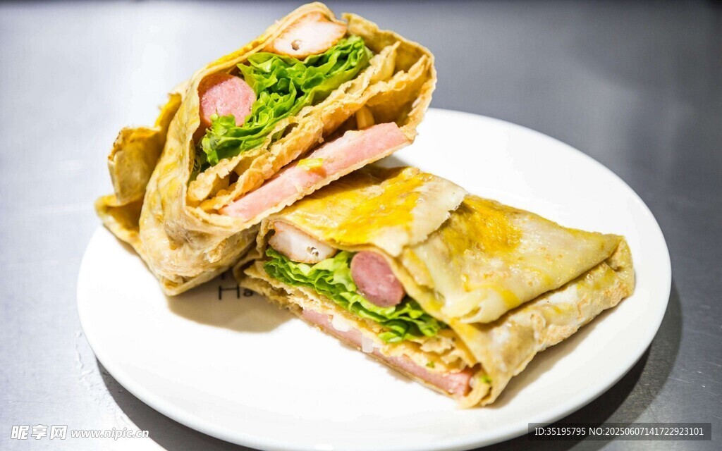 美味夹心煎饼摆于盘中