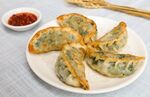 美味煎饺配蘸料