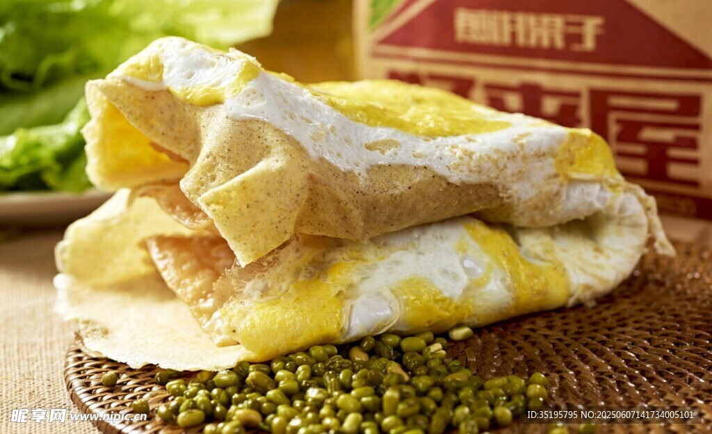 美味绿豆饼摆放在谷物上