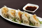 美味煎饺配蘸料