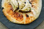 香煎饺子摆放在黑色盘上