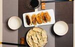 中式美食摆放在餐桌之上