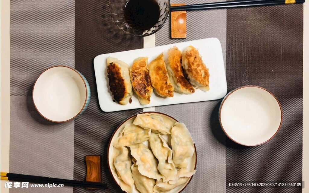 中式美食摆放在餐桌之上