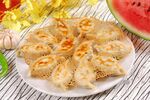 美味煎饺摆放在盘中