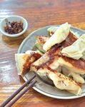 美味煎饺配蘸料上桌