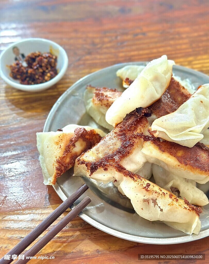 美味煎饺配蘸料上桌