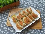 美味煎饺摆放在精致盘中