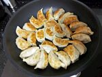 锅中煎饺色泽诱人