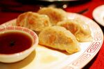 美味煎饺配蘸料
