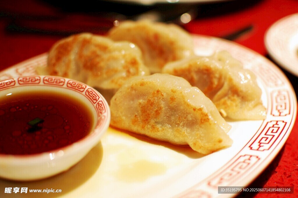美味煎饺配蘸料