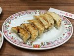 美味煎饺摆放在花纹盘中