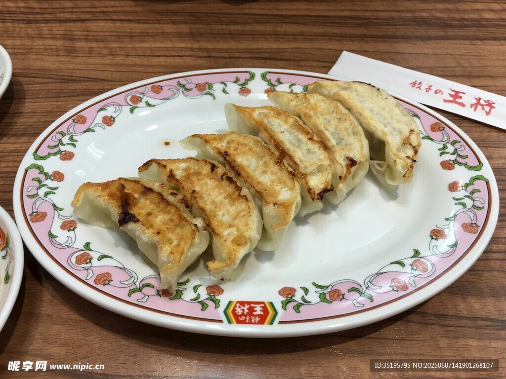 美味煎饺摆放在花纹盘中