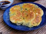 美味家常鸡蛋饼摆于蓝盘