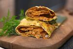 美味夹心煎饼置于木砧板上