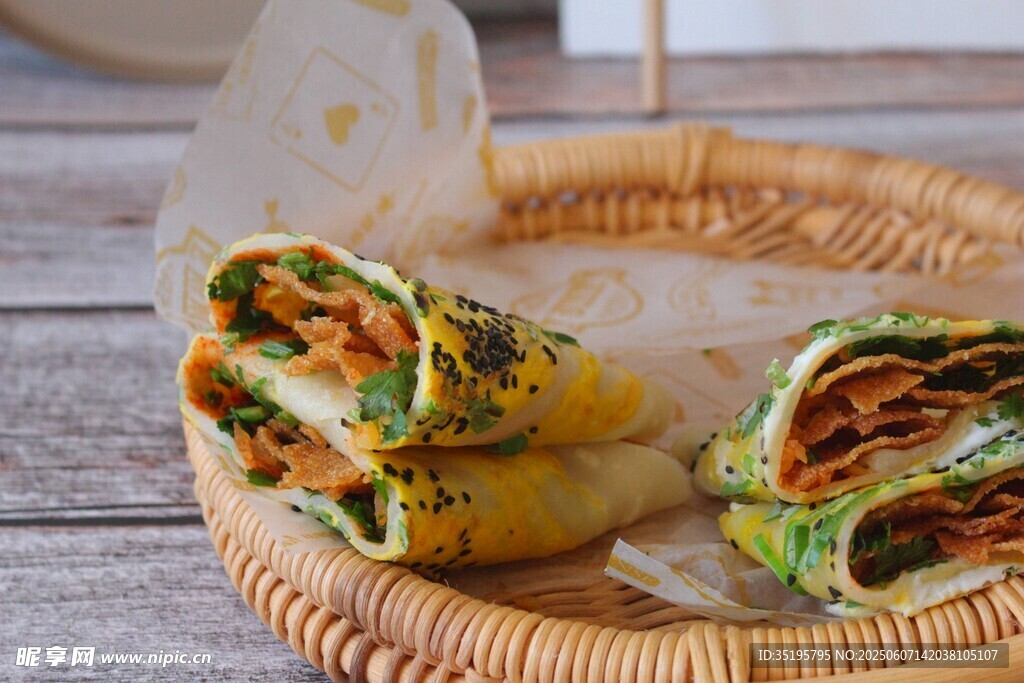 美味蔬菜卷饼置于竹篮中