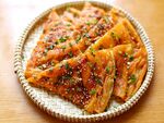 美味酱香饼摆放在盘中