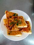 美味酱香饼摆于白盘