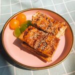 美味芝麻糕点摆于粉盘