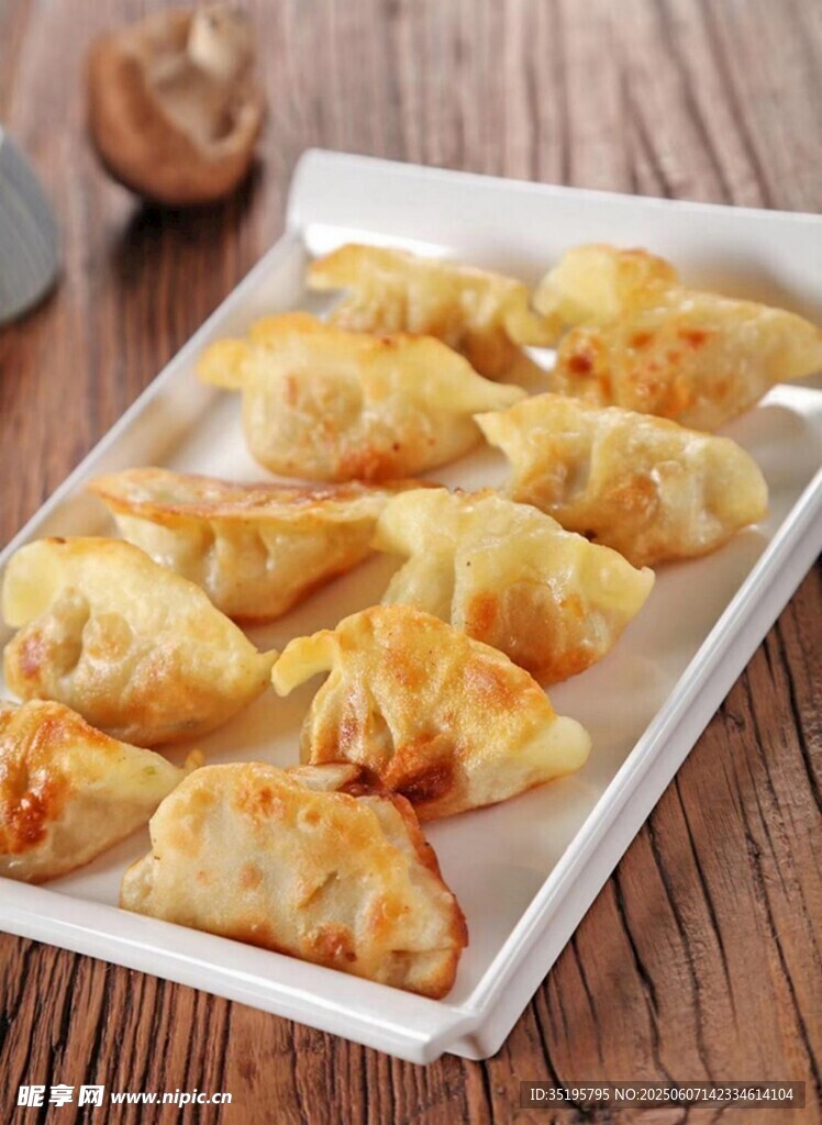 美味油炸饺子摆放在盘中