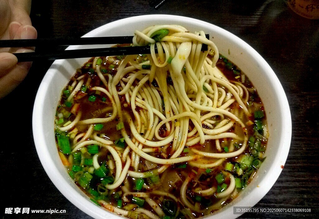 美味诱人的一碗特色面条
