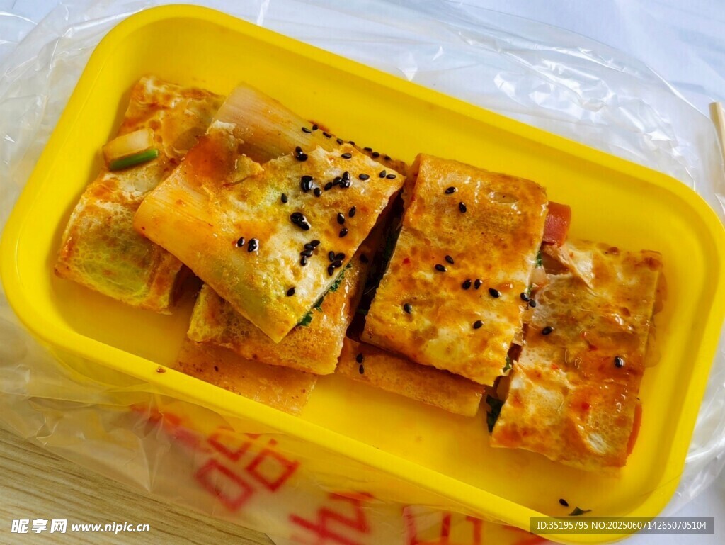 黄色餐盒中的美味糕点