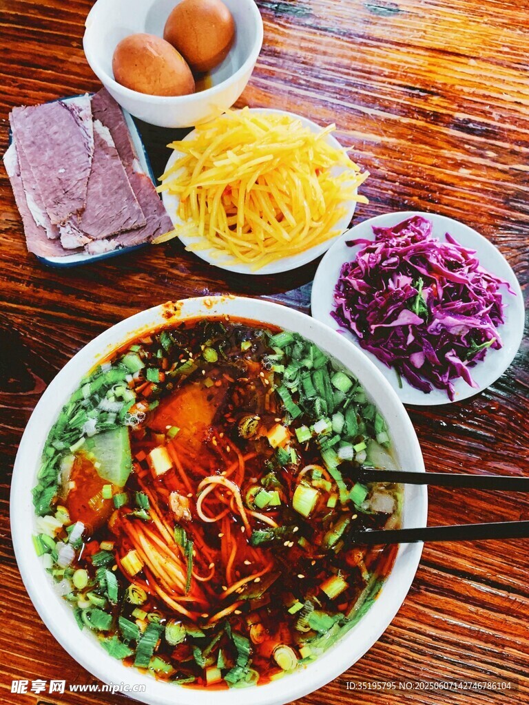美味特色面食及丰富配菜