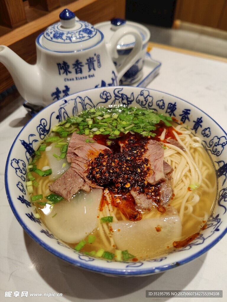 传统青花瓷碗装美味面条