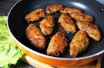 煎锅中的美味鸡肉丸子