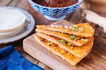 香酥芝麻千层饼摆于木盘
