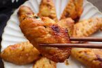 香酥美味鸡翅筷子夹起