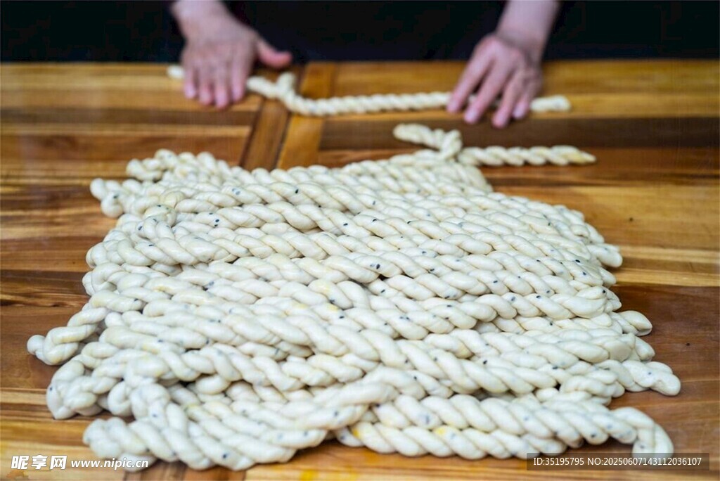 手工制作美味面食现场