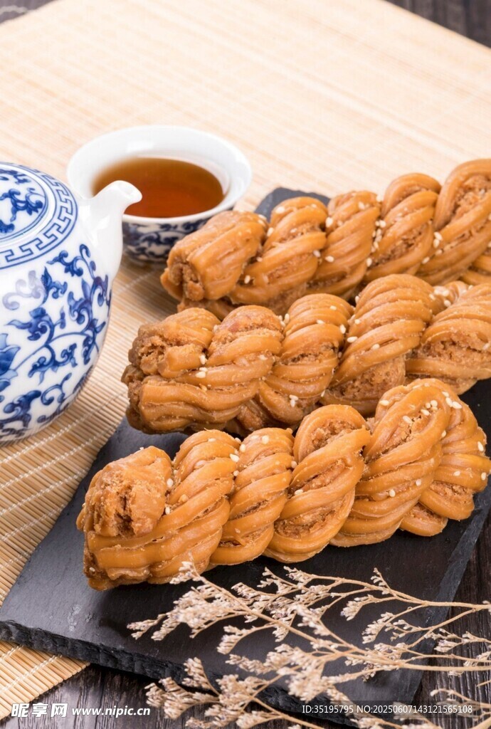 中式麻花配青花瓷茶具